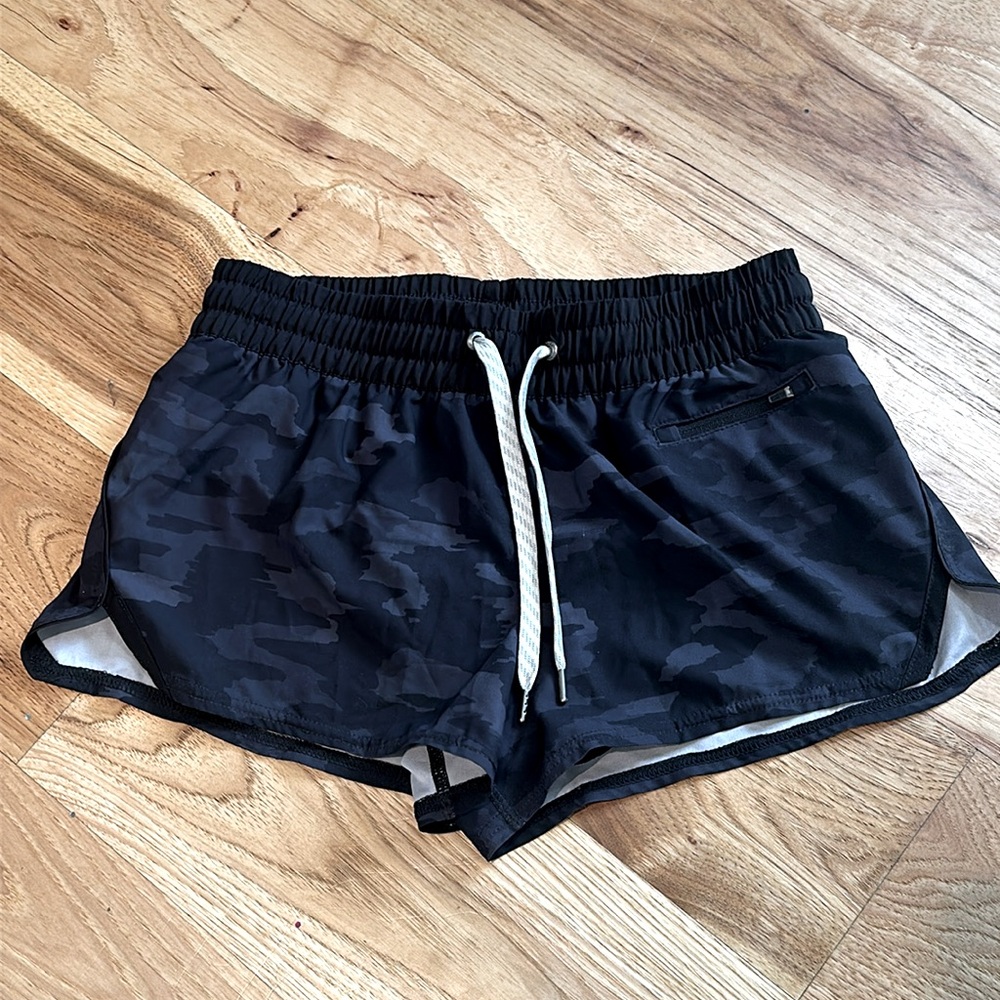 EUC Vuori Clementine Short Size Small 🌴☀️🩷